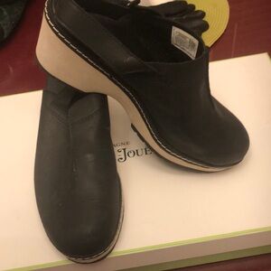 Merrell women’s clogs with backstrap size 10, like new condition￼